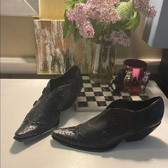 Black Leather Cowboy Boots with Pointed Toe and Decorative Stitching - Picture 11 of 16